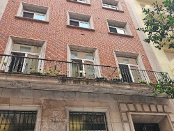 Se desprenden ladrillos de la fachada del Centro de Salud de la calle Isabel II de Santander