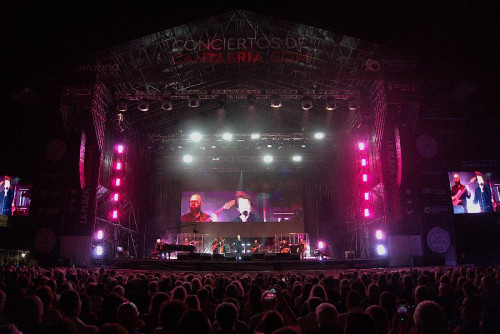 Se llena la plaza de toros de Santander para ver a Raphael