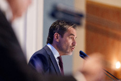 S&eacute;mper acusa a los socios de S&aacute;nchez de "aceptar la corrupci&oacute;n" y convertir al Congreso en un show que no hace nada &uacute;til
