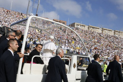Sexto d&iacute;a en Espa&ntilde;a: resignifica el muelle de la verg&uuml;enza de Gran Canaria y celebra una misa ante 41.000 fieles