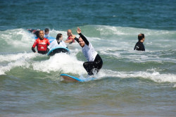 Siete j&oacute;venes con S&iacute;ndrome de Down participan en las EDP Surf Open Sessions en Somo