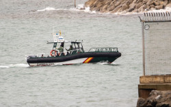 Sigue el rastreo de la zona de la costa donde aparecieron tres cad&aacute;veres tras desembarcar una patera