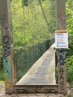 Torrelavega cierra la pasarela colgante de La Viesca por seguridad y mantiene las restricciones en la de La Barquera