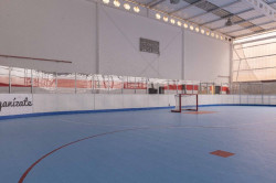Torrelavega instala un nuevo cerramiento en la pista de hockey del pabell&oacute;n Mies de Vega