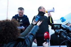 Trabajadores y empleados de oficinas de ASPLA entran a la f&aacute;brica escoltados por la Polic&iacute;a