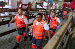 Trece heridos en el quinto encierro de los Sanfermines, uno de ellos con una cornada en la cara