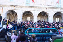 Un centenar de tractores recorre Santander y los ganaderos "muy enfadados" trasladan sus reivindicaciones al Parlamento