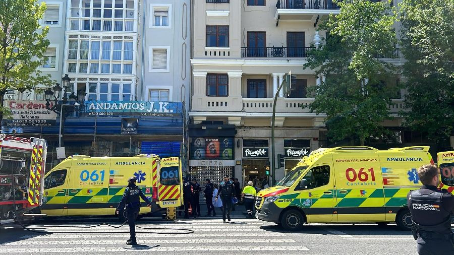  Un coche se sale de la v&iacute;a frente al Ayuntamiento de Santander y atropella a tres mujeres