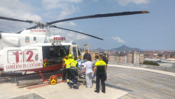  Un hombre sufre quemaduras del 50% en el incendio de un barco el faro de Suances