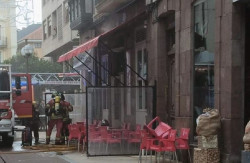 Un incendio en la calle M&aacute;rtires de Torrelavega causa da&ntilde;os en el bar Urbano`s y varios negocios