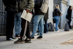 Un mes de la regularizaci&oacute;n de migrantes: 130.000 solicitudes en una semana, dudas documentales y batalla en el TS