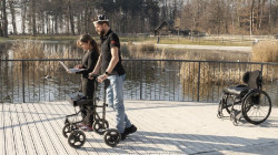 Un tetrapl&eacute;jico consigue volver a caminar gracias a un dispositivo que conecta el cerebro con la m&eacute;dula espinal