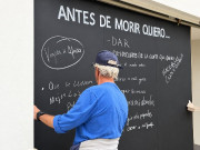 Una funeraria de Torrelavega crea por Todos los Santos un mural con sue&ntilde;os y proyectos pendientes de los vecinos