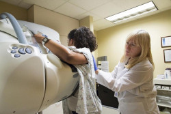 Una herramienta de inteligencia artificial mejora la detecci&oacute;n del c&aacute;ncer de mama en la mamograf&iacute;a