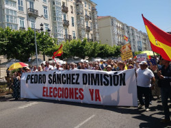  Unas 200 personas piden en Santander elecciones y la dimisi&oacute;n de Pedro S&aacute;nchez