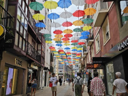 Unos 900 paraguas de colores decorar&aacute;n la calle Consolaci&oacute;n durante las fiestas de la Virgen Grande de Torrelavega
