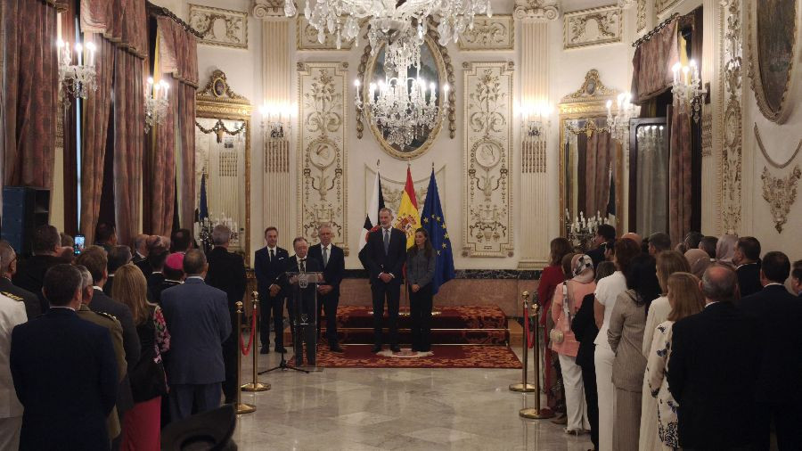 Vivas agradece a Felipe VI su "confianza y aliento" para que los ceut&iacute;es "alumbren" el fin de la crisis
