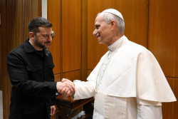 Zelenski invita al Papa a una visita apost&oacute;lica en Ucrania y condena los bombardeos de Rusia en Semana Santa